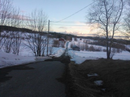 vägen som delar Latikberg i två delar